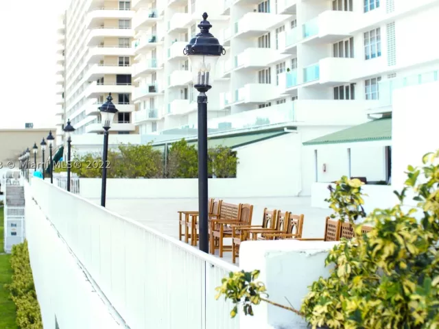 2-bedroom condo for rent in Miami Beach - 5601 Collins Ave 1603 - MondialRealty