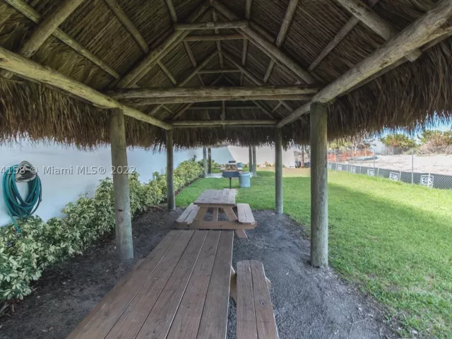 2-bedroom condo for rent in Miami Beach - 5601 Collins Ave 1603 - MondialRealty