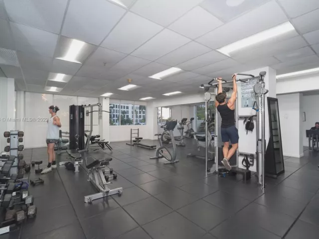 2-bedroom condo for rent in Miami Beach - 5601 Collins Ave 1603 - MondialRealty