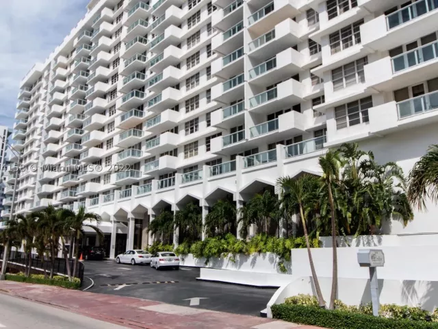 2-bedroom condo for rent in Miami Beach - 5601 Collins Ave 1603 - MondialRealty