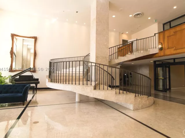 2-bedroom condo for rent in Miami Beach - 5601 Collins Ave 1603 - MondialRealty