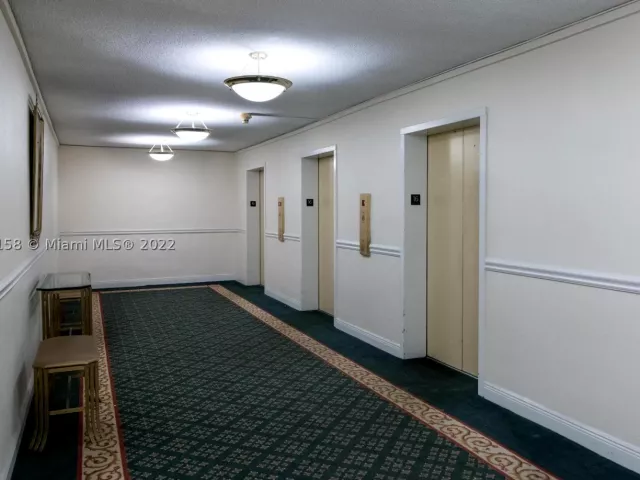 2-bedroom condo for rent in Miami Beach - 5601 Collins Ave 1603 - MondialRealty