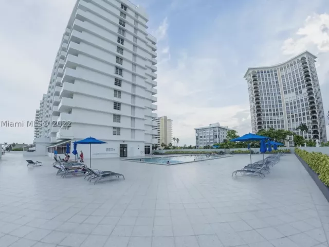 2-bedroom condo for rent in Miami Beach - 5601 Collins Ave 1603 - MondialRealty