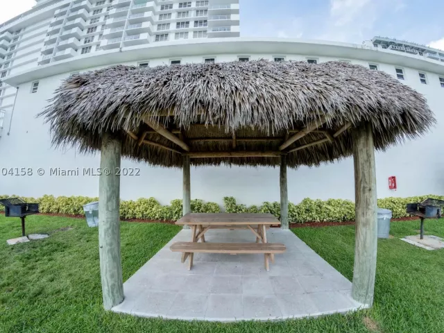 2-bedroom condo for rent in Miami Beach - 5601 Collins Ave 1603 - MondialRealty
