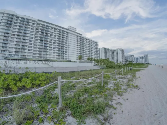 2-bedroom condo for rent in Miami Beach - 5601 Collins Ave 1603 - MondialRealty