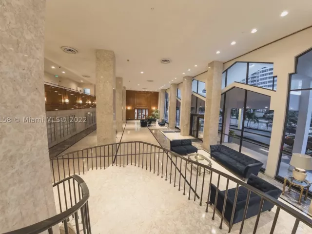 2-bedroom condo for rent in Miami Beach - 5601 Collins Ave 1603 - MondialRealty