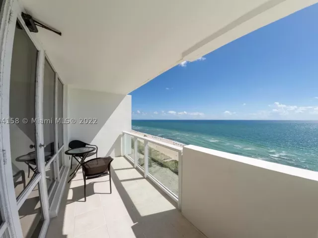 2-bedroom condo for rent in Miami Beach - 5601 Collins Ave 1603 - MondialRealty