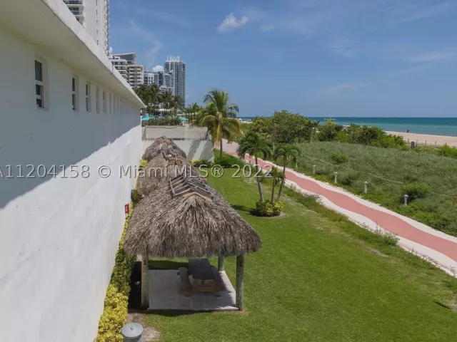 2-bedroom condo for rent in Miami Beach - 5601 Collins Ave 1603 - MondialRealty