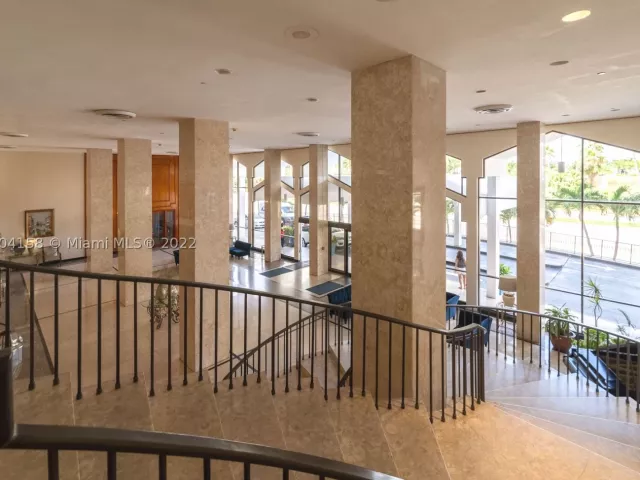 2-bedroom condo for rent in Miami Beach - 5601 Collins Ave 1603 - MondialRealty