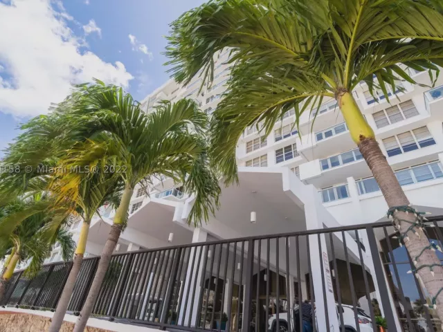 2-bedroom condo for rent in Miami Beach - 5601 Collins Ave 1603 - MondialRealty