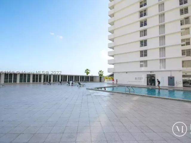 2-bedroom condo for rent in Miami Beach - 5601 Collins Ave 1603 - MondialRealty