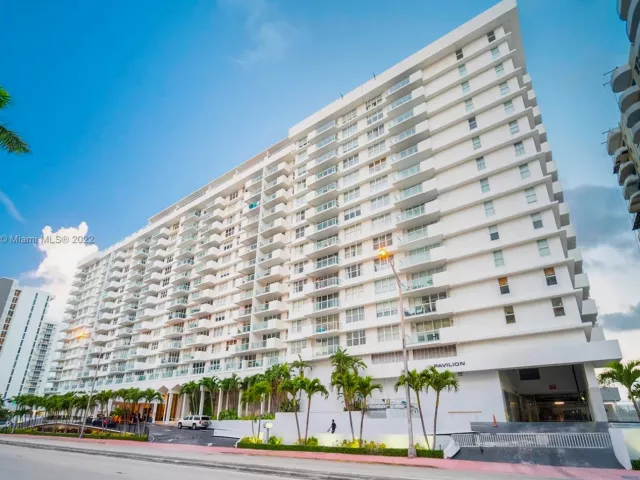 2-bedroom condo for rent in Miami Beach - 5601 Collins Ave 1603 - MondialRealty