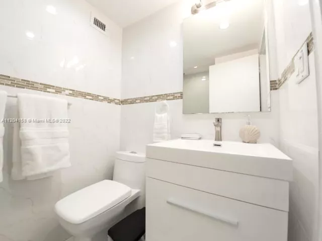 2-bedroom condo for rent in Miami Beach - 5601 Collins Ave 1603 - MondialRealty