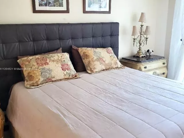 2-bedroom condo for rent in Sunny Isles Beach - 16699 Collins Ave 2704 - MondialRealty