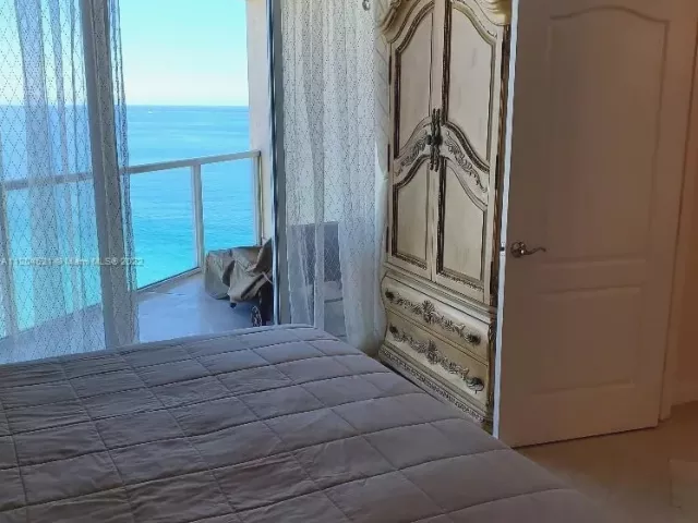 2-bedroom condo for rent in Sunny Isles Beach - 16699 Collins Ave 2704 - MondialRealty