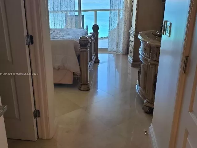 2-bedroom condo for rent in Sunny Isles Beach - 16699 Collins Ave 2704 - MondialRealty