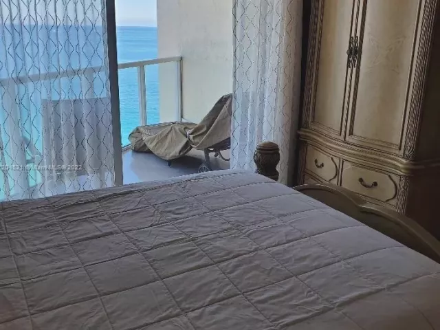 2-bedroom condo for rent in Sunny Isles Beach - 16699 Collins Ave 2704 - MondialRealty