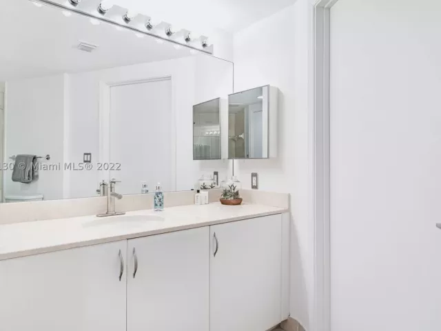 2-bedroom condo for rent in Miami - 1750 N Bayshore Dr 3914 - MondialRealty