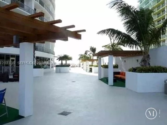 2-bedroom condo for rent in Miami - 1750 N Bayshore Dr 3914 - MondialRealty