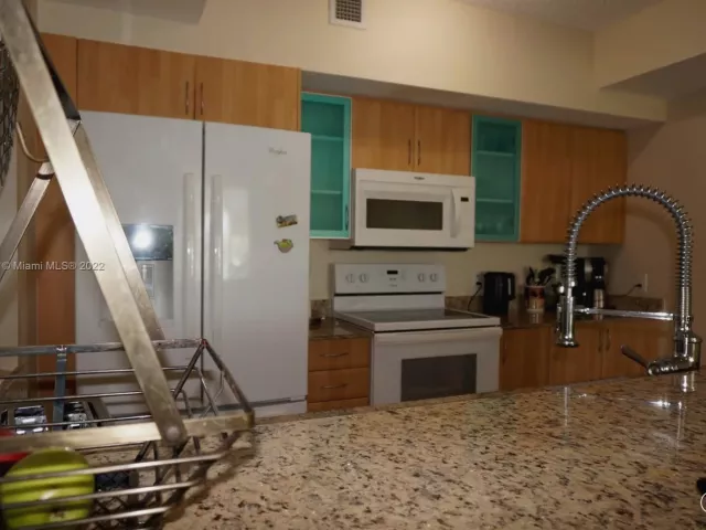 2-bedroom condo for rent in Sunny Isles Beach - 17555 Atlantic Blvd 806 - MondialRealty