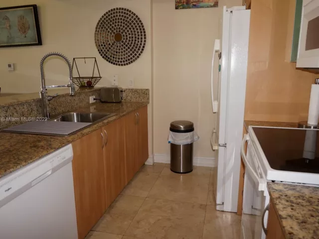 2-bedroom condo for rent in Sunny Isles Beach - 17555 Atlantic Blvd 806 - MondialRealty