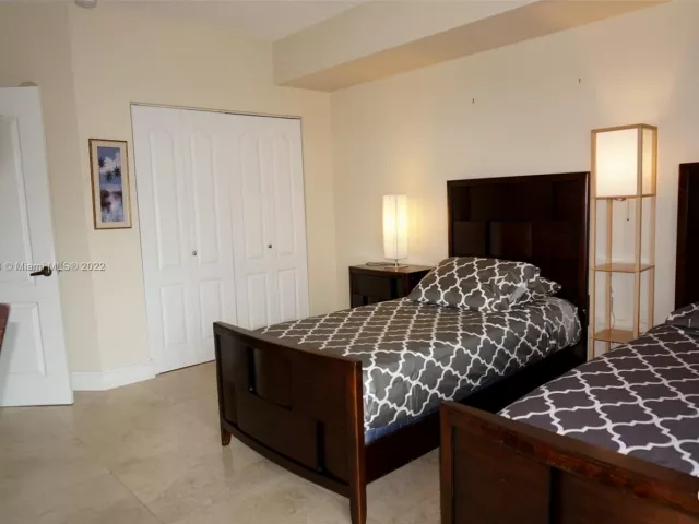 2-bedroom condo for rent in Sunny Isles Beach - 17555 Atlantic Blvd 806 - MondialRealty