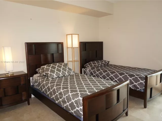 2-bedroom condo for rent in Sunny Isles Beach - 17555 Atlantic Blvd 806 - MondialRealty