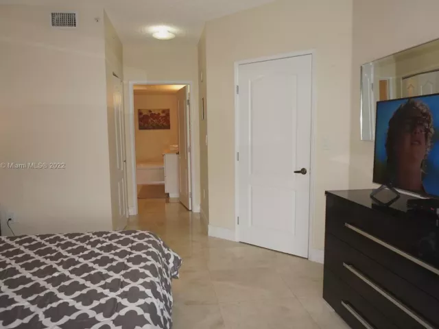 2-bedroom condo for rent in Sunny Isles Beach - 17555 Atlantic Blvd 806 - MondialRealty