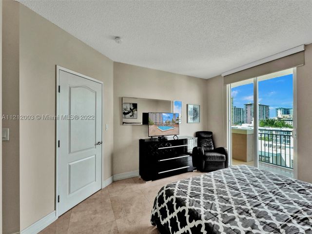 2-bedroom condo for rent in Sunny Isles Beach - 17555 Atlantic Blvd 806 - MondialRealty