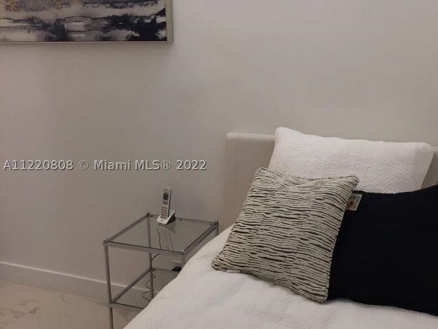 2-bedroom condo for rent in Miami Beach - 2301 Collins Ave 1503 - MondialRealty