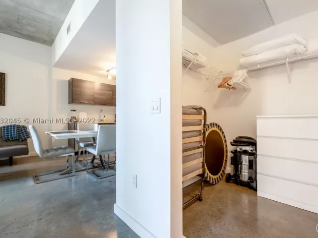 1-bedroom condo for rent in Miami - 151 SE 1st St 809 - MondialRealty