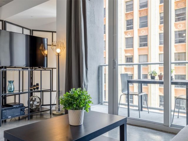 1-bedroom condo for rent in Miami - 151 SE 1st St 809 - MondialRealty
