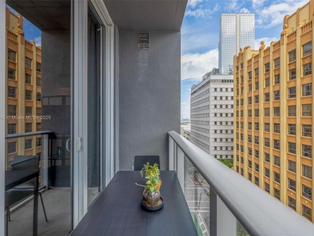 1-bedroom condo for rent in Miami - 151 SE 1st St 809 - MondialRealty