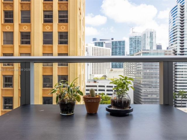 1-bedroom condo for rent in Miami - 151 SE 1st St 809 - MondialRealty