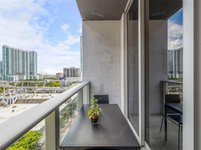 1-bedroom condo for rent in Miami - 151 SE 1st St 809 - MondialRealty