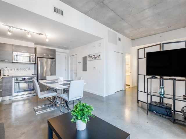 1-bedroom condo for rent in Miami - 151 SE 1st St 809 - MondialRealty