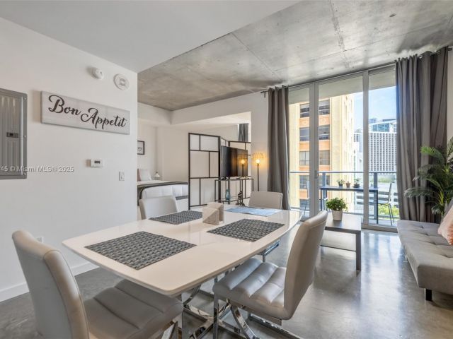 1-bedroom condo for rent in Miami - 151 SE 1st St 809 - MondialRealty