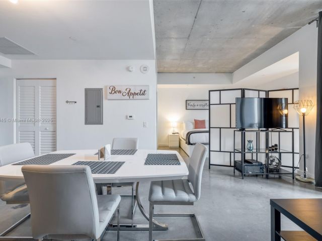 1-bedroom condo for rent in Miami - 151 SE 1st St 809 - MondialRealty