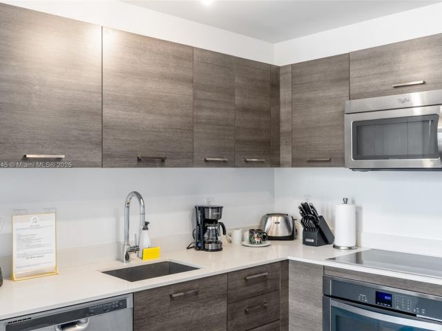 1-bedroom condo for rent in Miami - 151 SE 1st St 809 - MondialRealty