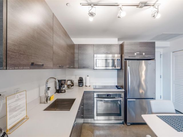 1-bedroom condo for rent in Miami - 151 SE 1st St 809 - MondialRealty