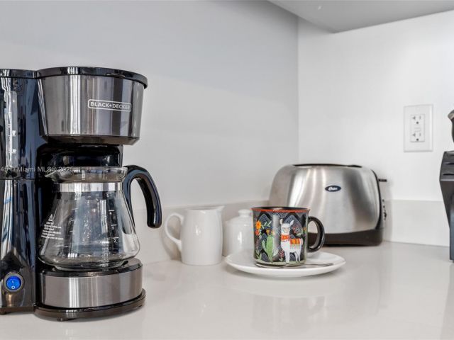 1-bedroom condo for rent in Miami - 151 SE 1st St 809 - MondialRealty