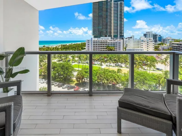 3-bedroom condo for rent in Miami Beach - 2201 Collins Ave 804 - MondialRealty