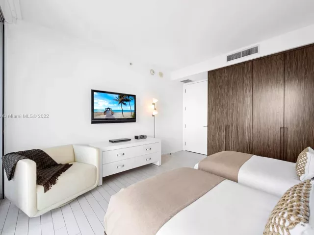 3-bedroom condo for rent in Miami Beach - 2201 Collins Ave 804 - MondialRealty