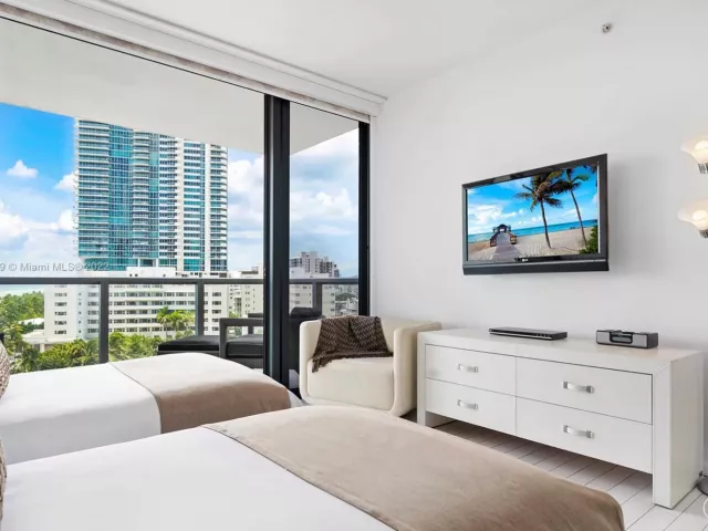 3-bedroom condo for rent in Miami Beach - 2201 Collins Ave 804 - MondialRealty