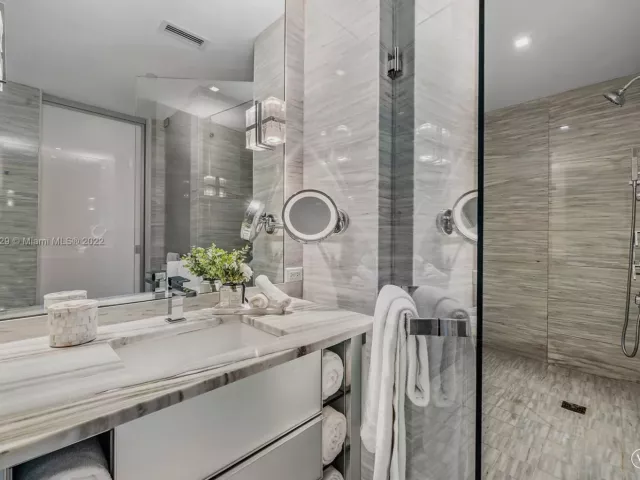 3-bedroom condo for rent in Miami Beach - 2201 Collins Ave 804 - MondialRealty