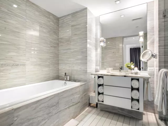 3-bedroom condo for rent in Miami Beach - 2201 Collins Ave 804 - MondialRealty