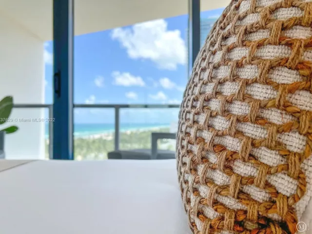 3-bedroom condo for rent in Miami Beach - 2201 Collins Ave 804 - MondialRealty