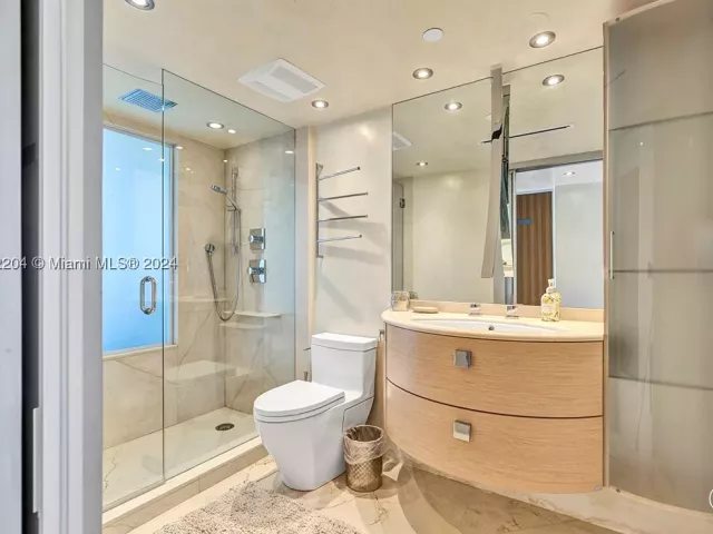 2-bedroom condo for rent in Sunny Isles Beach - 16699 Collins Ave 2508 - MondialRealty