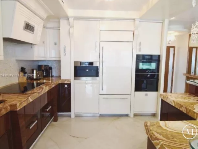 2-bedroom condo for rent in Sunny Isles Beach - 16699 Collins Ave 2508 - MondialRealty