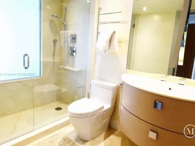 2-bedroom condo for rent in Sunny Isles Beach - 16699 Collins Ave 2508 - MondialRealty